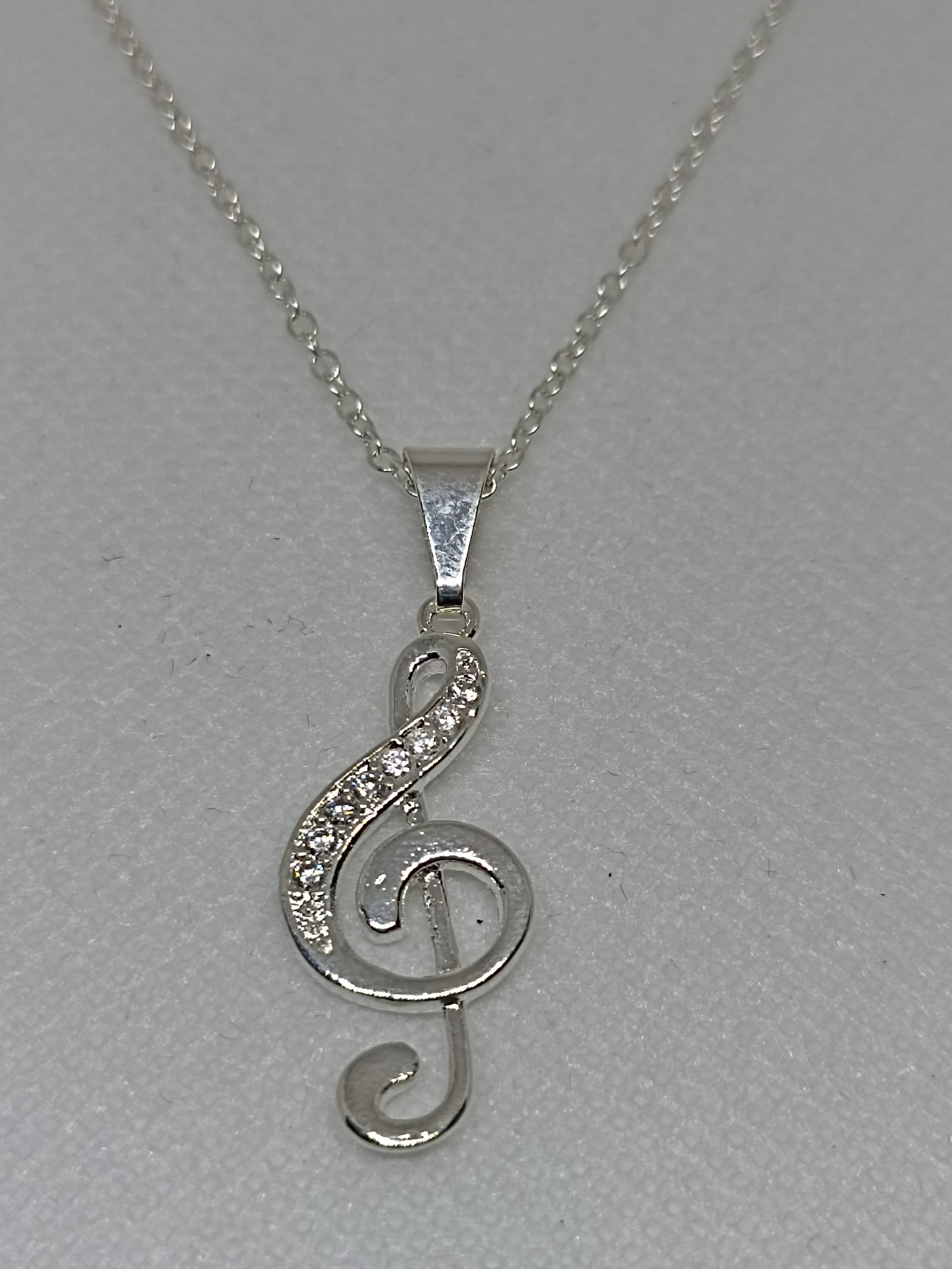 Elegante Collar Con Hermoso Colgante De Nota Musical